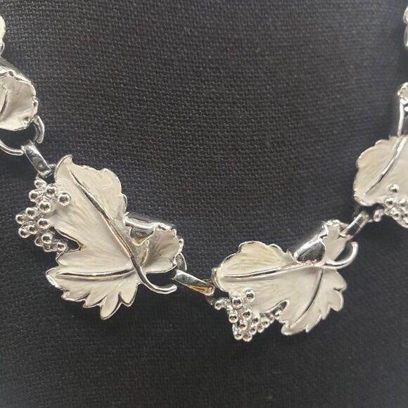 Vintage Sarah Coventry Whispering Leaves White Enamel Necklace - Picture 7 of 12